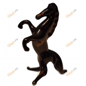 Конь черный на дыбах